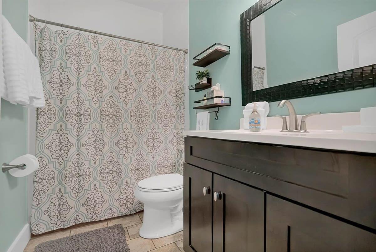 Charming W Pool, Walkable To Downtown Hébergement de vacances
