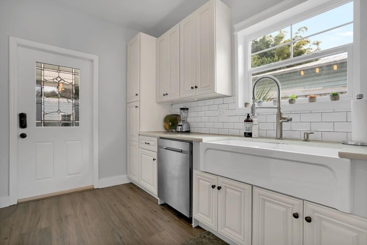 Charming W Pool, Walkable To Downtown Hébergement de vacances